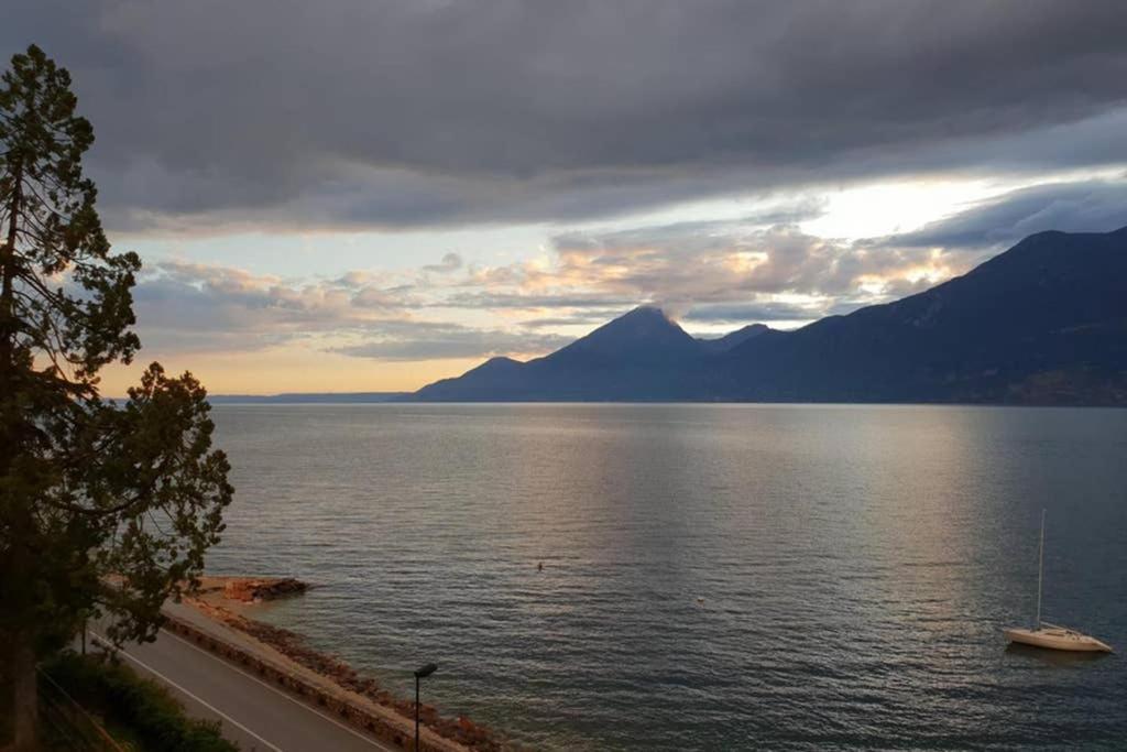 Villa Francesca-Grande Appartamento In Riva Al Lago Brenzone sul Garda Luaran gambar