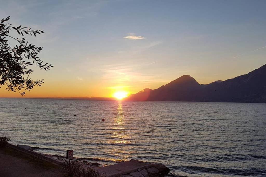 Villa Francesca-Grande Appartamento In Riva Al Lago Brenzone sul Garda Luaran gambar